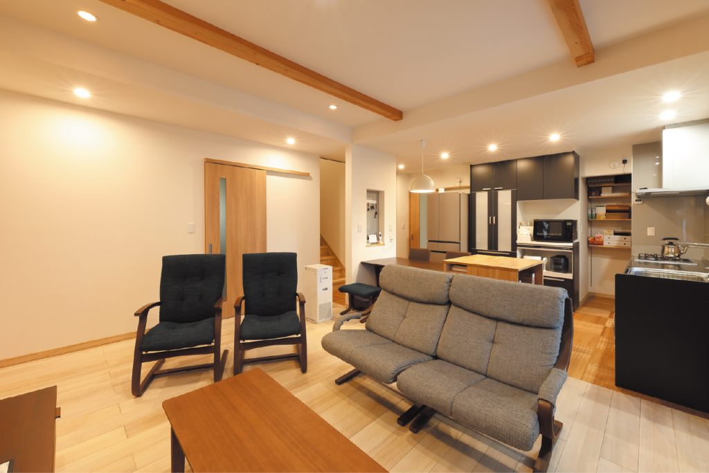 上品なデザインで落ち着いた和風モダンの家 庭の景色を取り込む工夫と知恵が光る