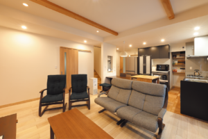 上品なデザインで落ち着いた和風モダンの家 庭の景色を取り込む工夫と知恵が光る