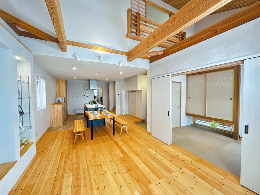 木の香りに包まれながら暮らす家 家族が楽しく過ごす工夫とアイデアが光る