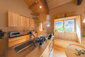 掻き落としで仕上げたそとん壁の外壁 心地よく暮らす「木のひらや」